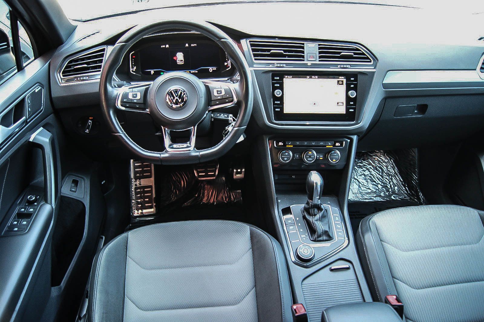 Fahrzeugabbildung Volkswagen Tiguan 20TDI 4Motion R-LINE BLACK STHZG LED ANHZ