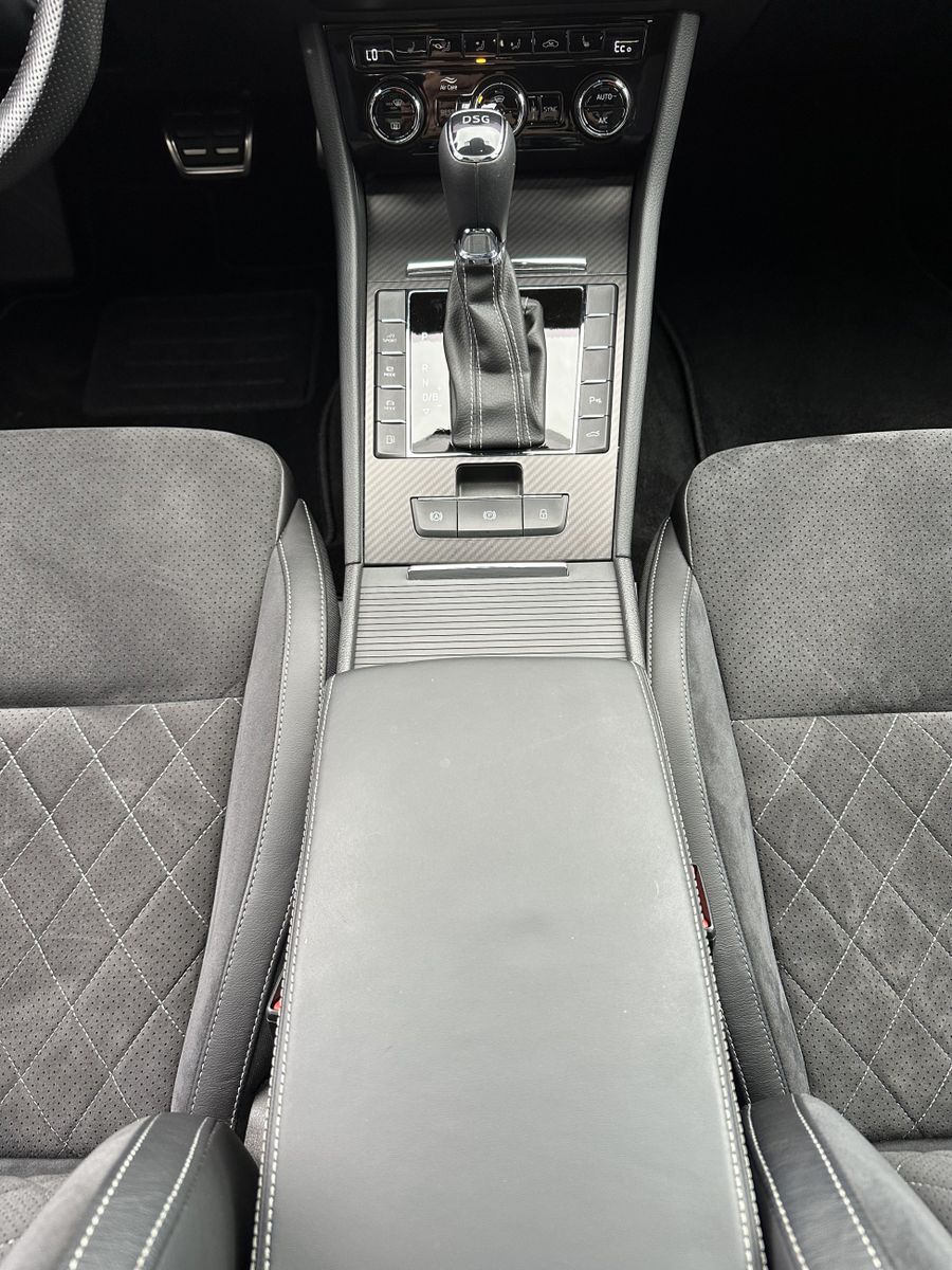 Fahrzeugabbildung SKODA Superb Combi iV Sportline NAV+LED+PANO+VC+19ZOLL