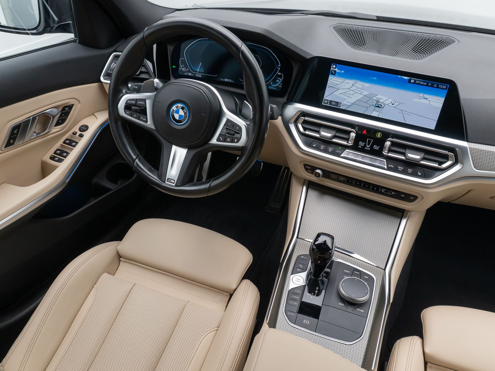 Fahrzeugabbildung BMW 330e xD M Sport DAB Memory AHK HUD Individual