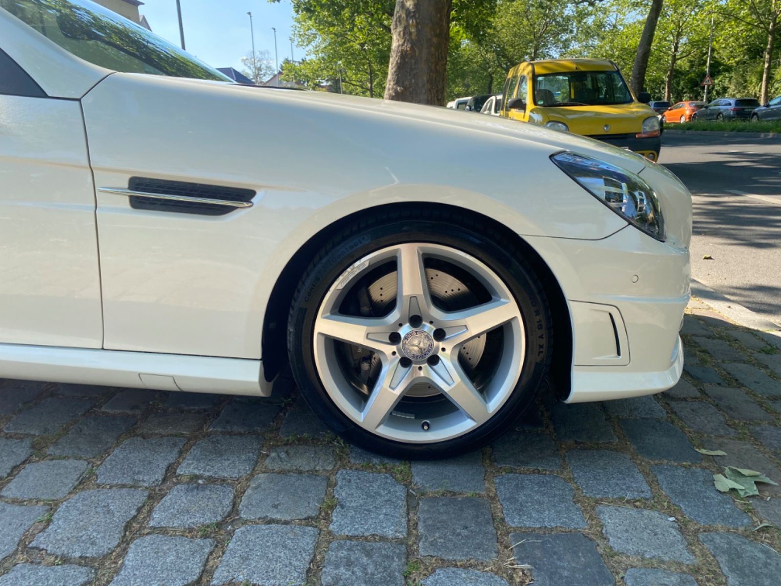 Fahrzeugabbildung Mercedes-Benz SLK 250 AMG BlueEFFICIENCY*Distronic*Panorama*