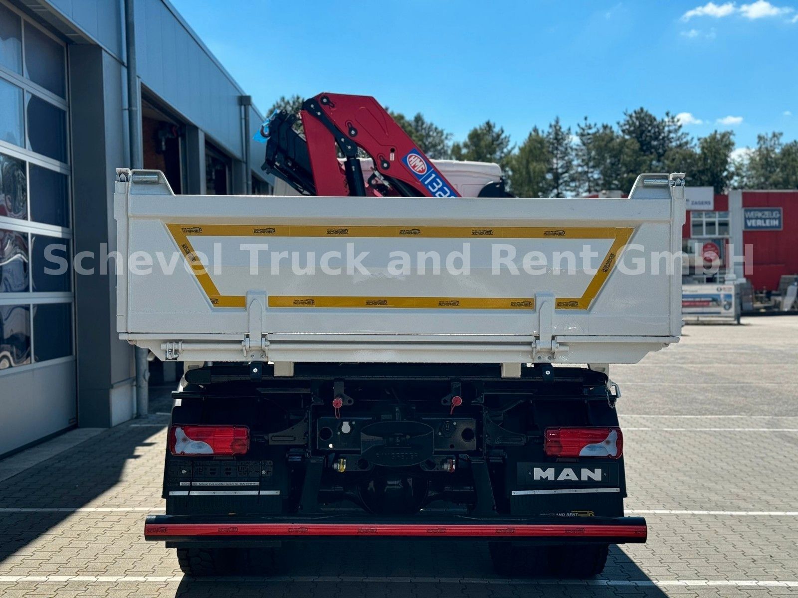 Fahrzeugabbildung MAN TGM 18.320 Dreiseitenkipper mit HMF 1320 K3 /4x2