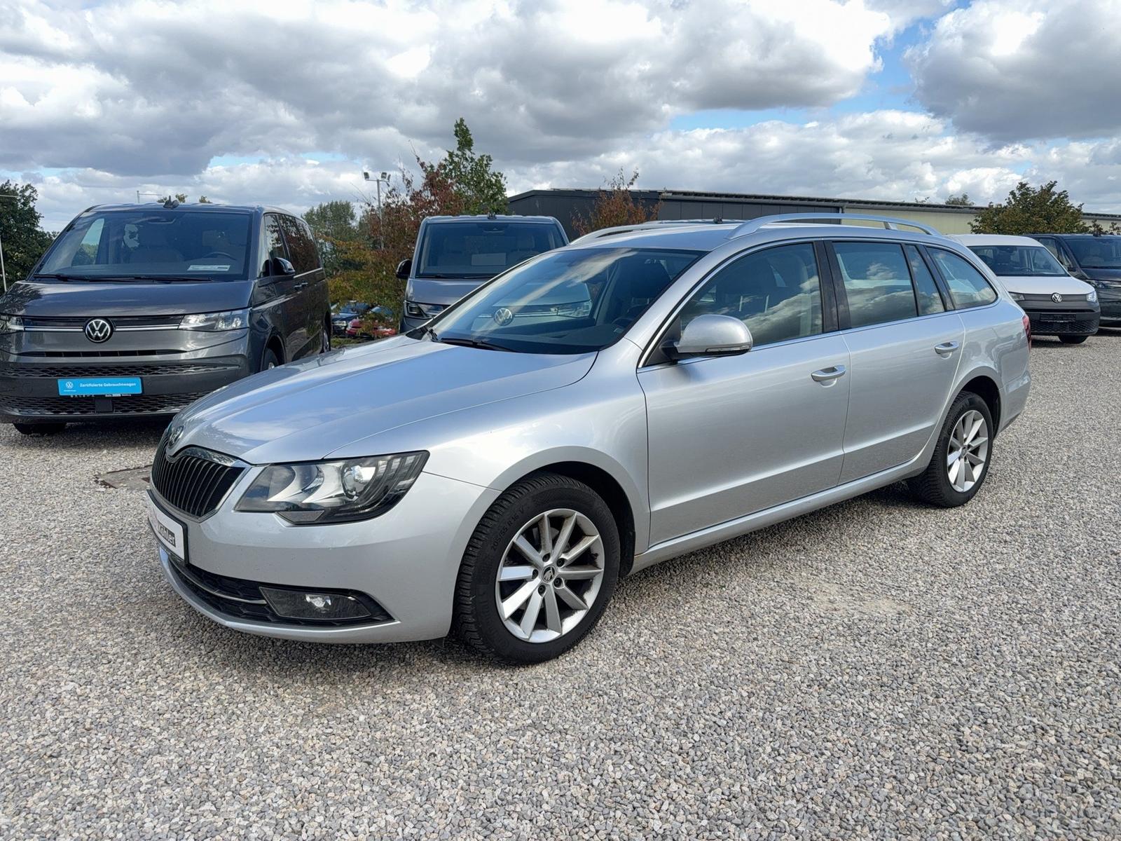 Skoda Superb 2014 — rear view