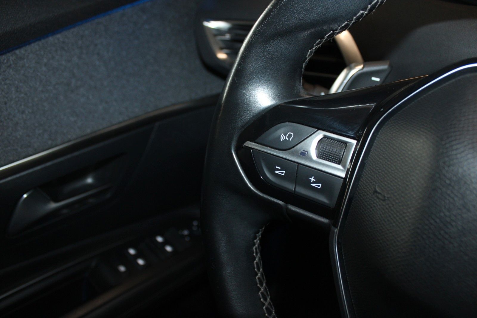 Fahrzeugabbildung Peugeot 3008 Allure Automatik AHK NAVI el.Heckklappe uvm