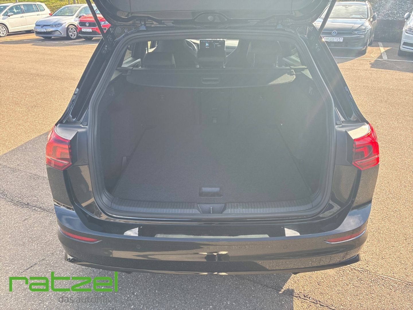 Fahrzeugabbildung Volkswagen Golf Variant R-Line 1,5 l eTSI DSG LED ACC Apple