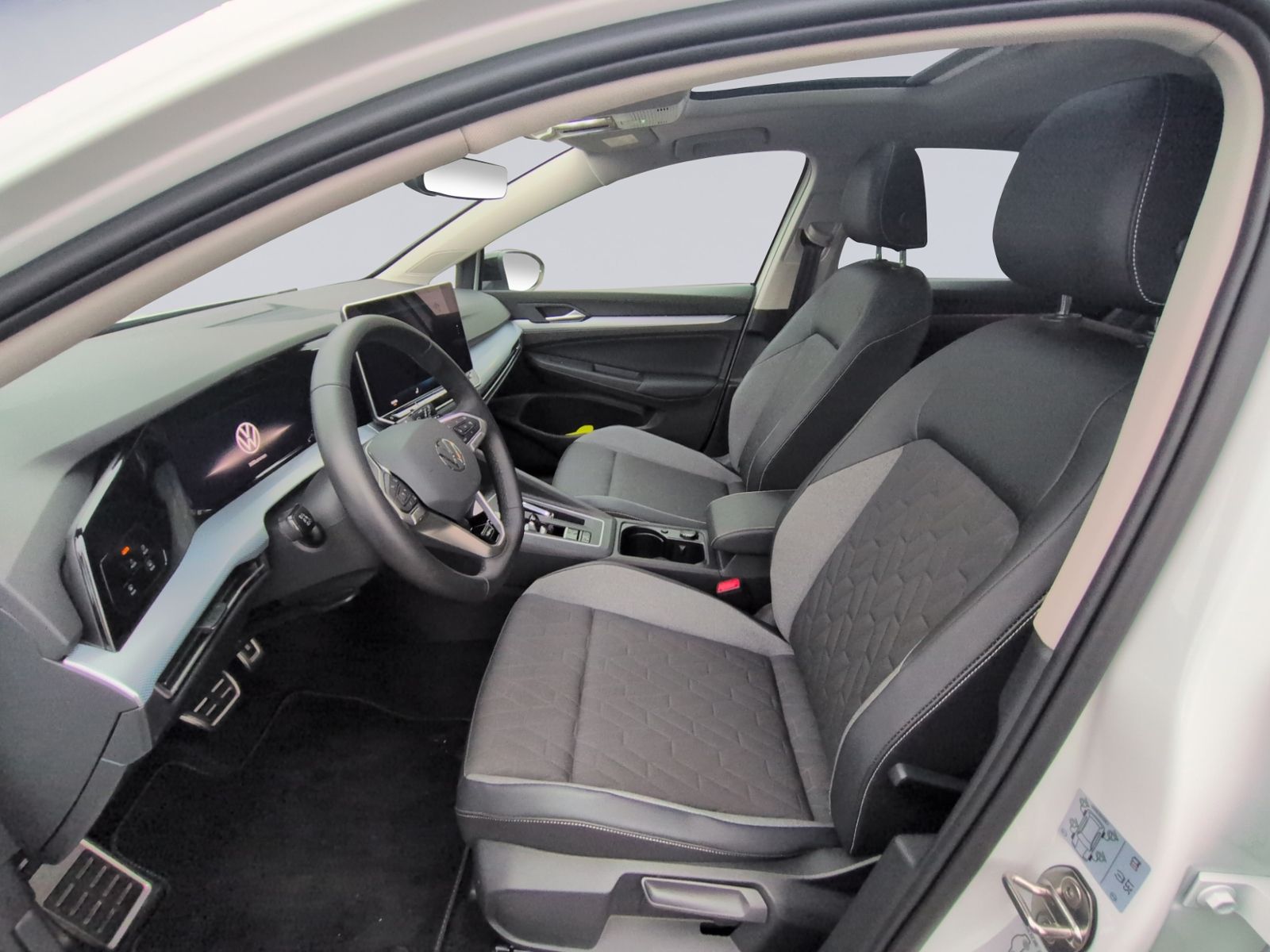 Golf VIII 1.5 eTSI DSG Goal LED+PANO+AHK