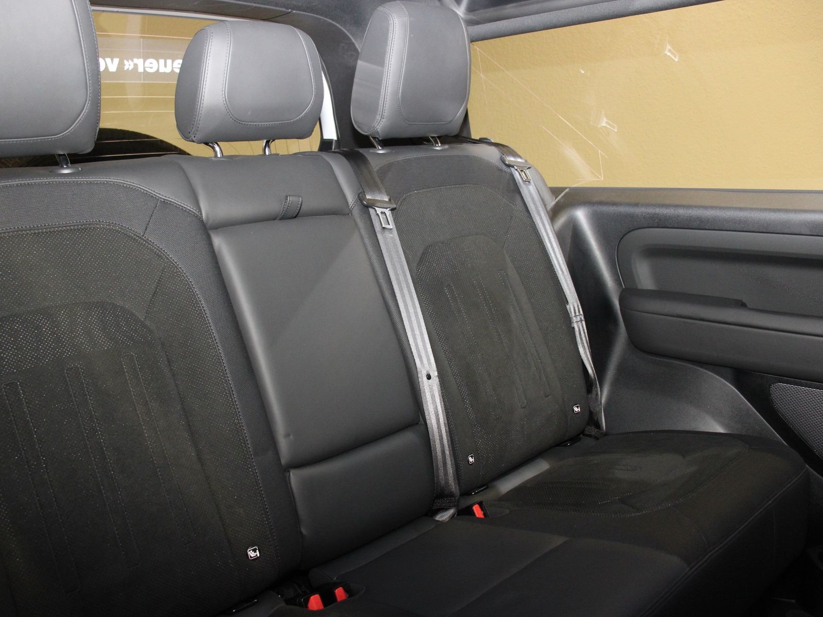 Land Rover Defender 90 P525 V8 Black Pack foto 8