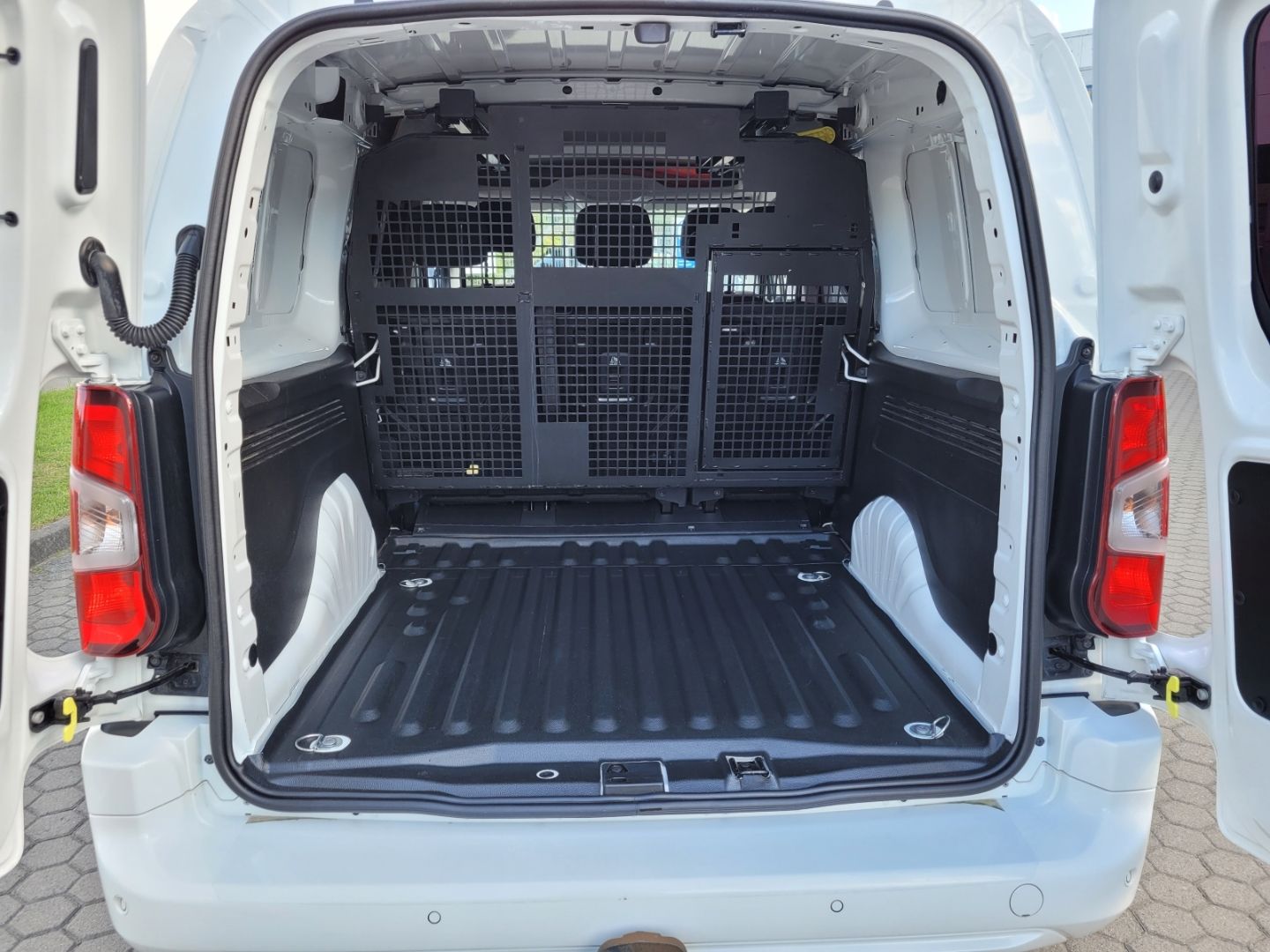 Fahrzeugabbildung Opel Combo Cargo Doppelkabine + AWR + PDC vo. & hi.