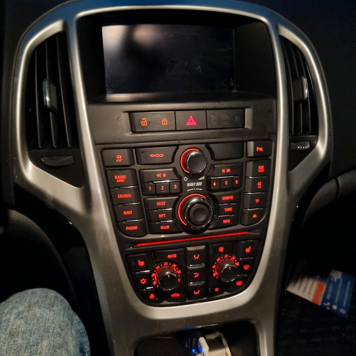 Opel Astra 2011 — photo 7