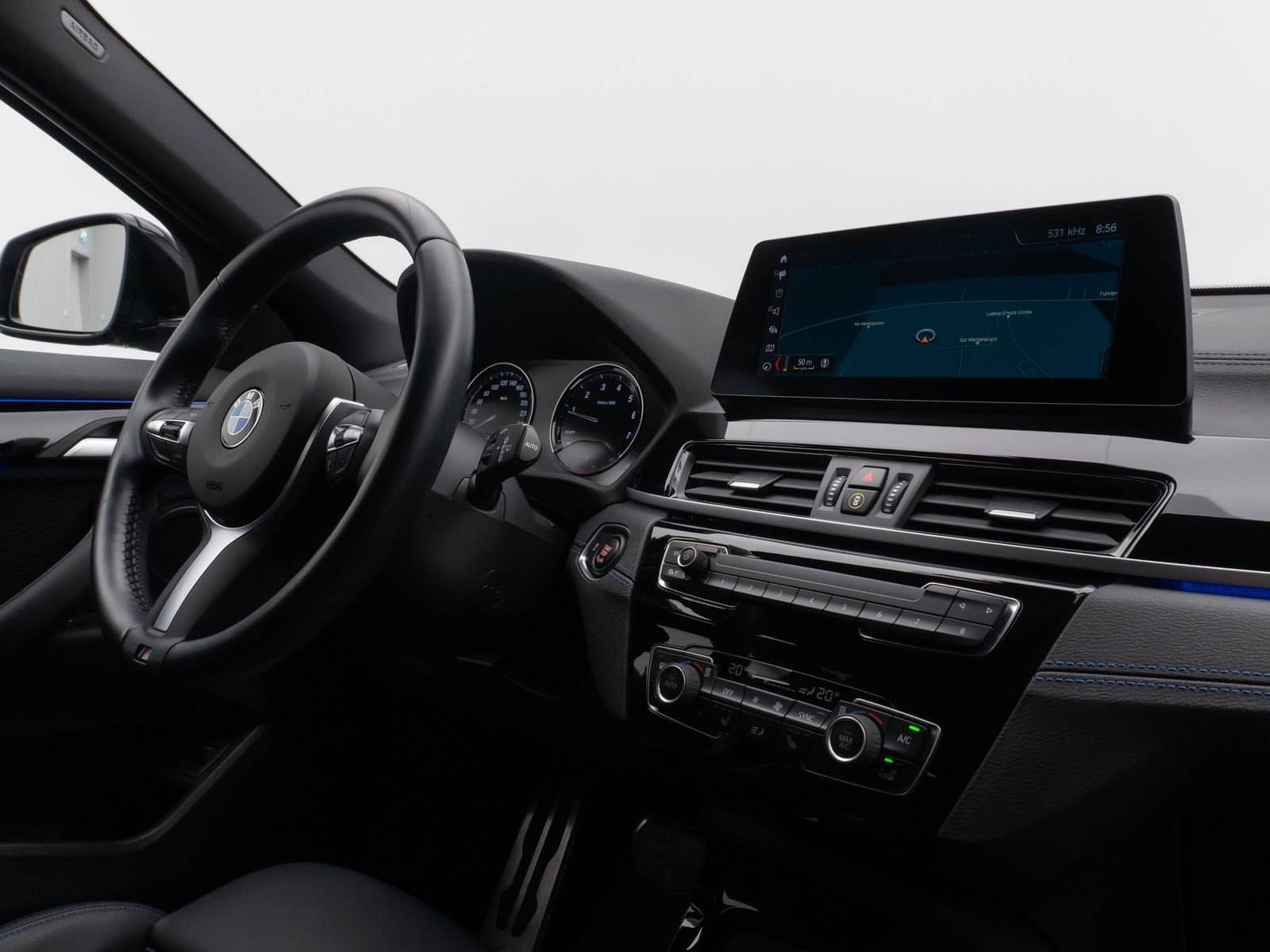 Fahrzeugabbildung BMW X2 sD20i M Sport HUD DAB HiFi Parkassist Komort