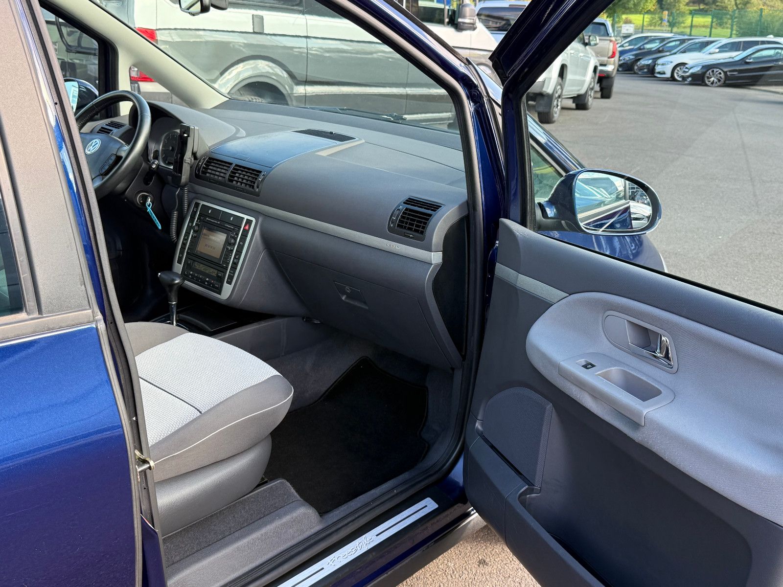 Fahrzeugabbildung Volkswagen Sharan Freestyle TSI DSG GRA Navi Xenon PDC SHZ
