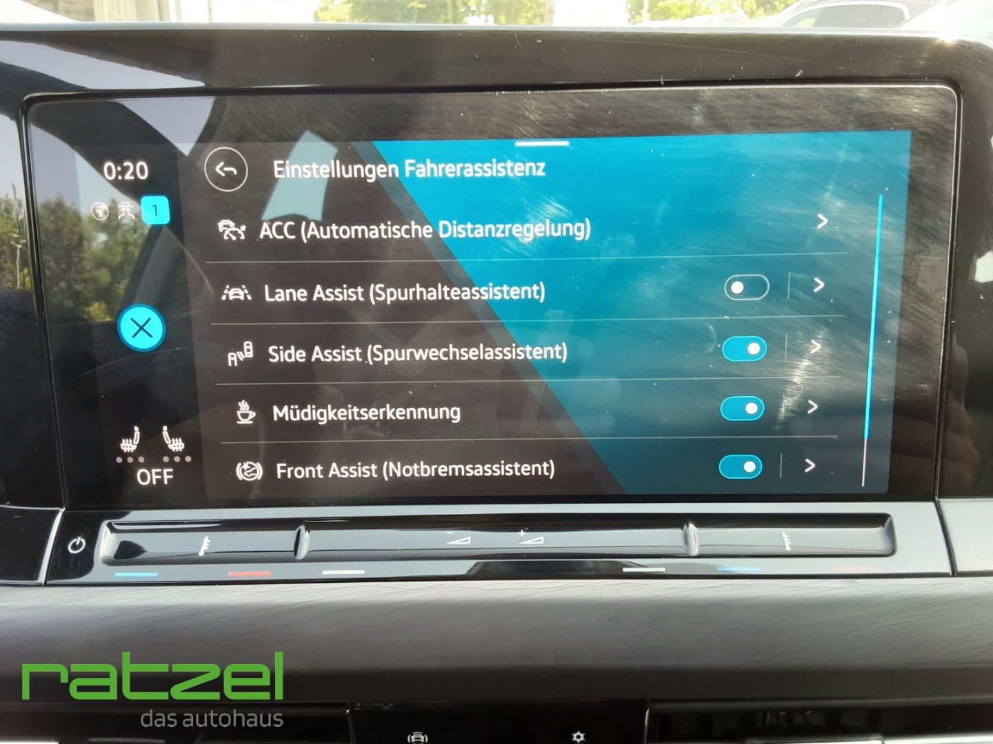Fahrzeugabbildung Volkswagen Golf VIII Style 1.5 eTSI DSG  Memory Sitze Massa