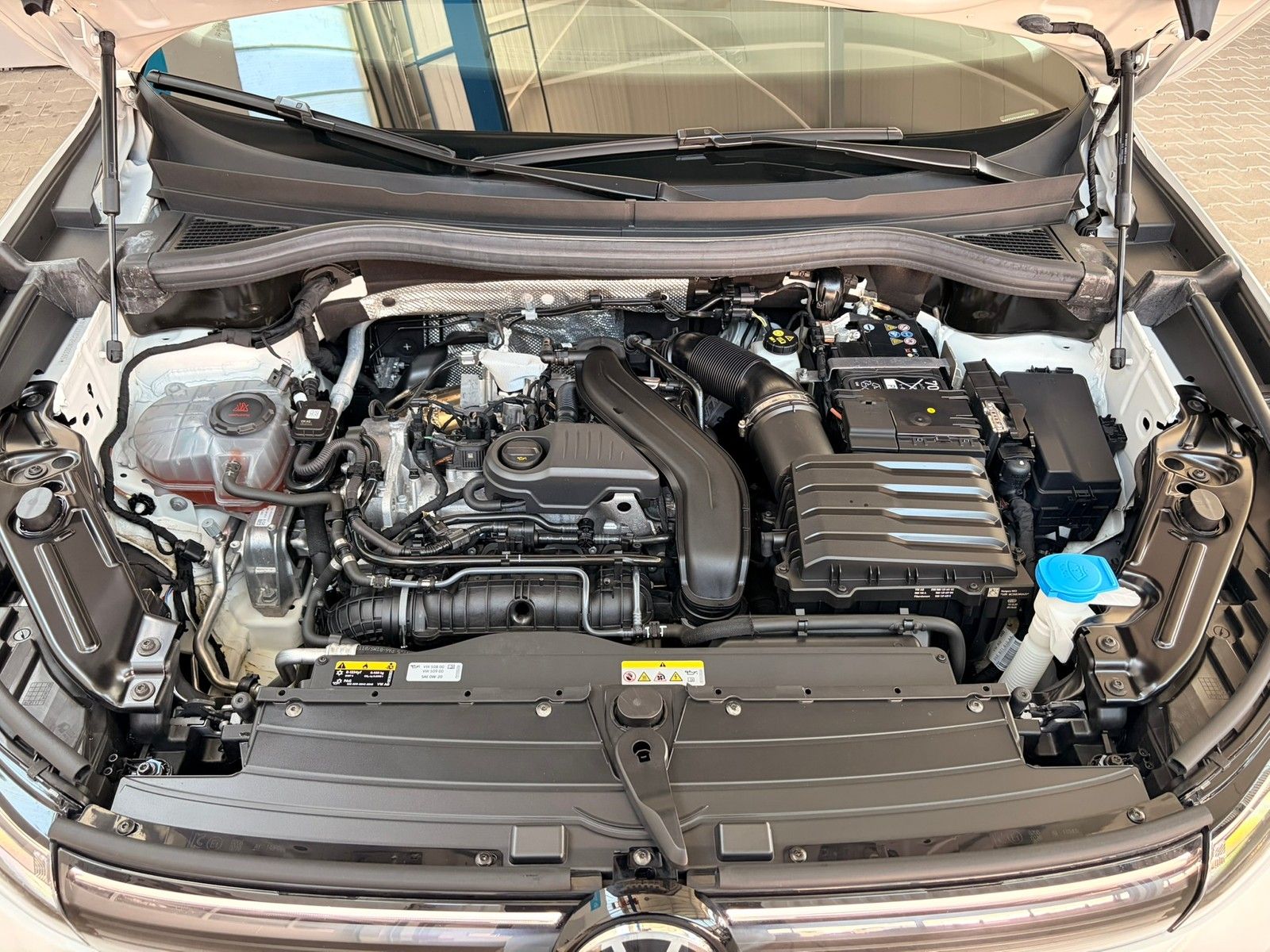 Fahrzeugabbildung Volkswagen Tiguan Elegance 1.5 eTSI DSG +ACC +IQ.Light +AHK