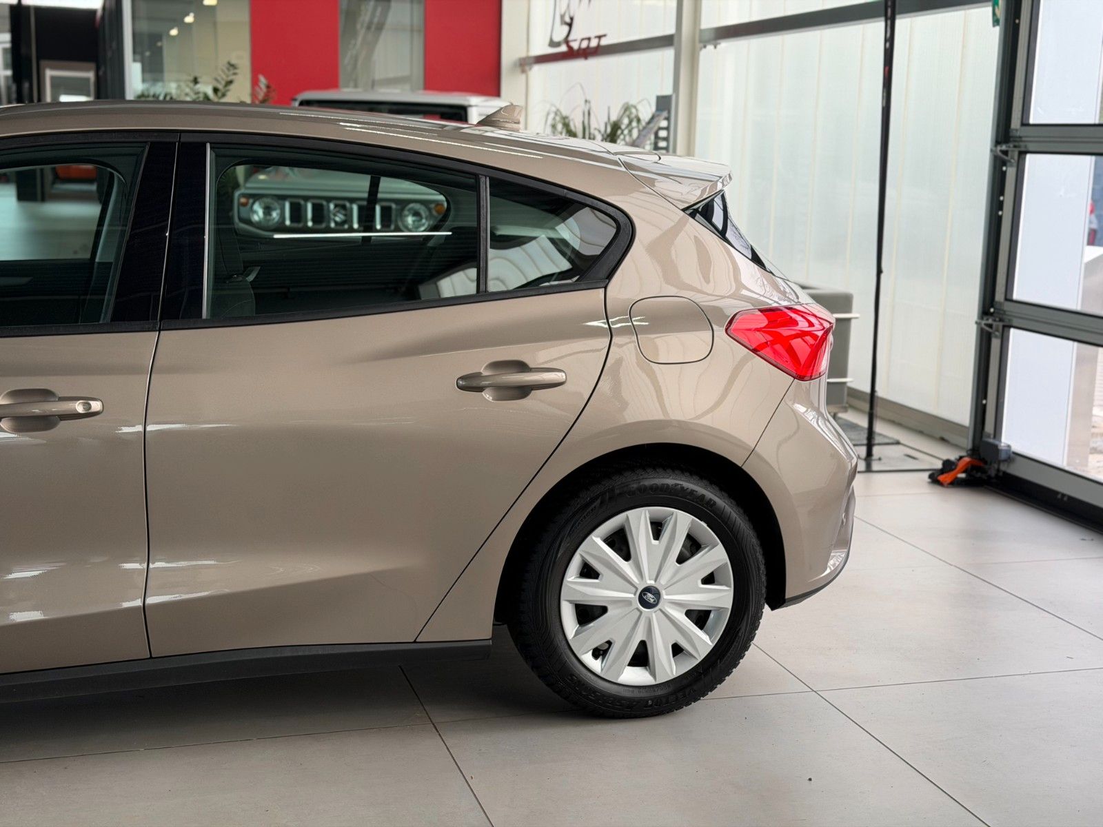 Fahrzeugabbildung Ford Focus Limousine 1.0 Trend  "Winter-Paket  Klima"