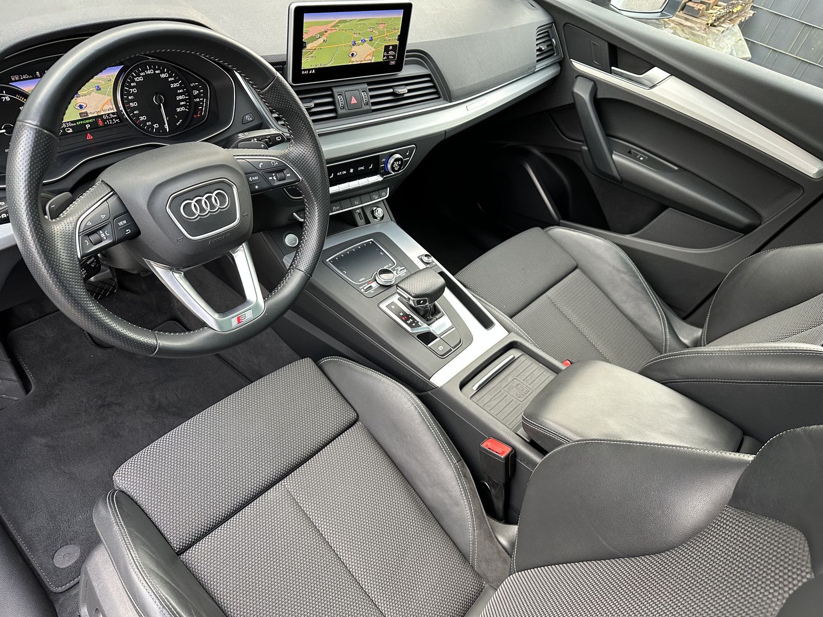 Fahrzeugabbildung Audi Q5 55 TFSIe Qu S-Line NAV+LED+AHK+VCOCK+PANO+SHZ