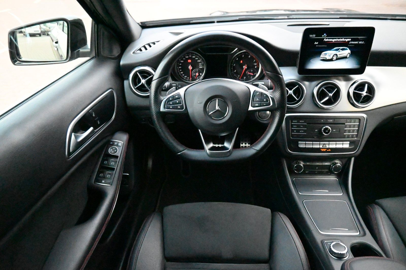 Fahrzeugabbildung Mercedes-Benz GLA 200 AMG-Line Autom.*PDC*LED*AHK