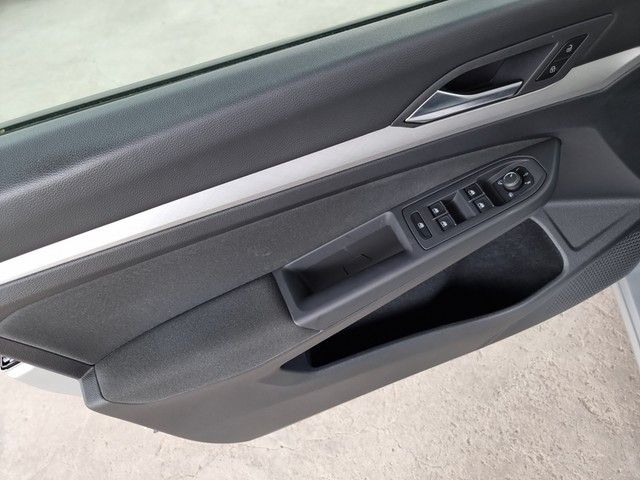 Fahrzeugabbildung Volkswagen Golf VIII Variant TDI DSG LED AHK Navi AID ACC P