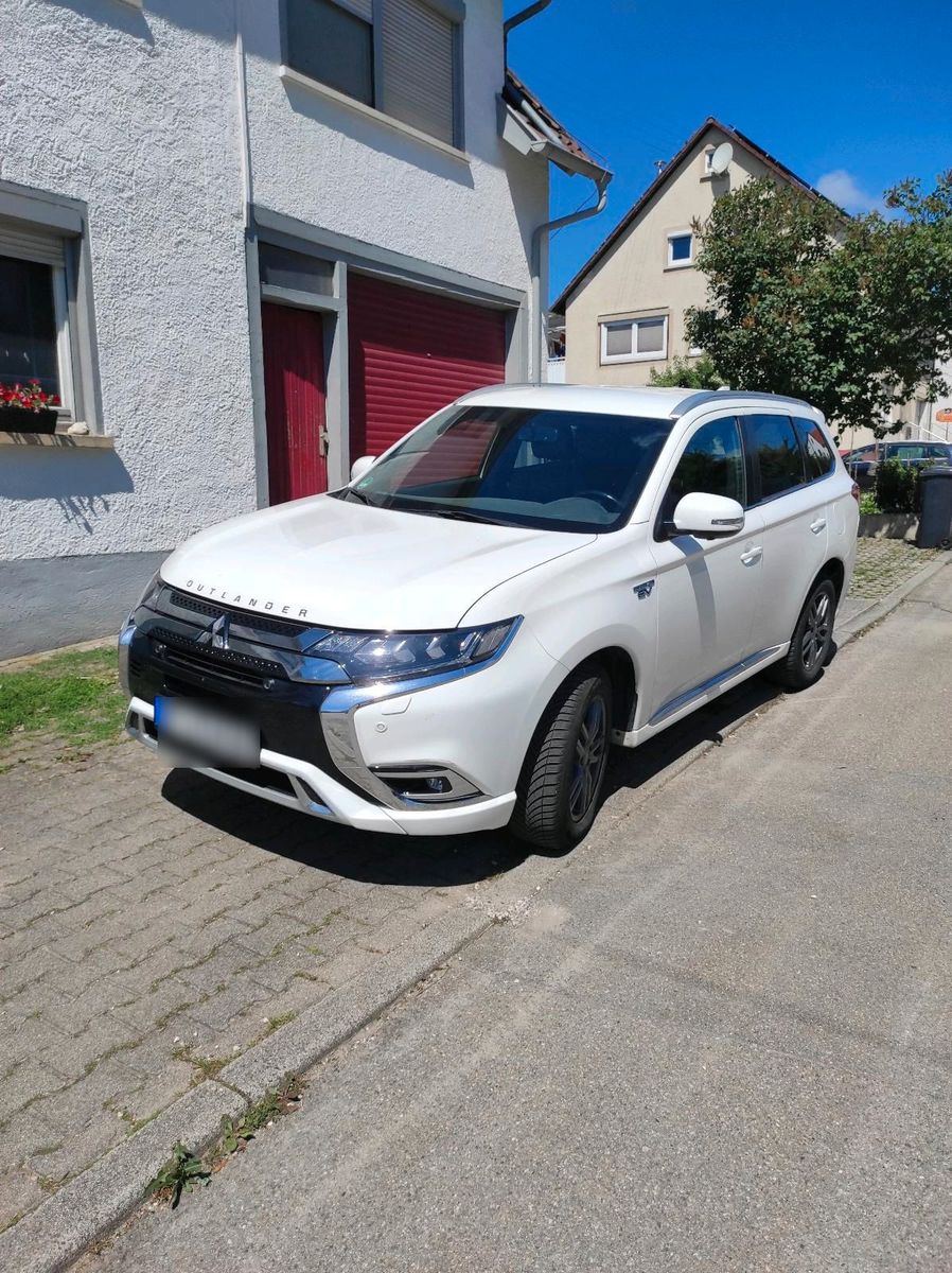 MITSUBISHI Plug-in Hybrid Outlander