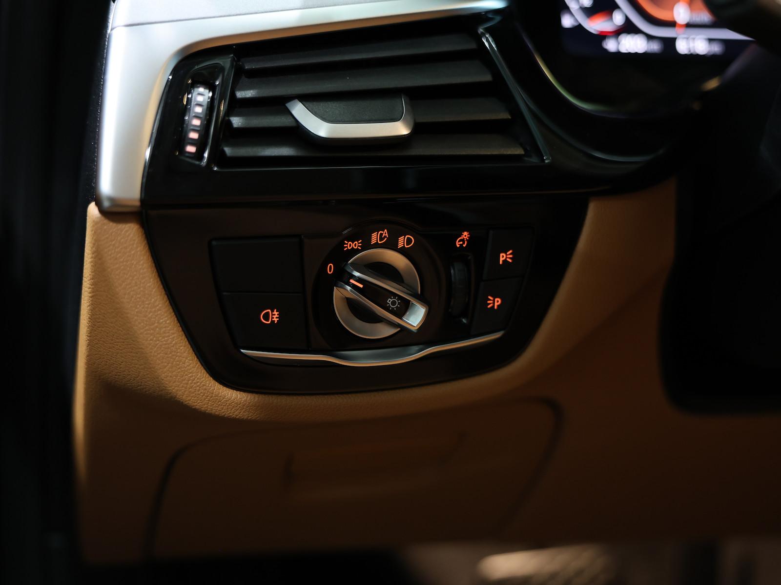 BMW 520i Touring BUSINESS BLACK & BROWN / H/K / LED