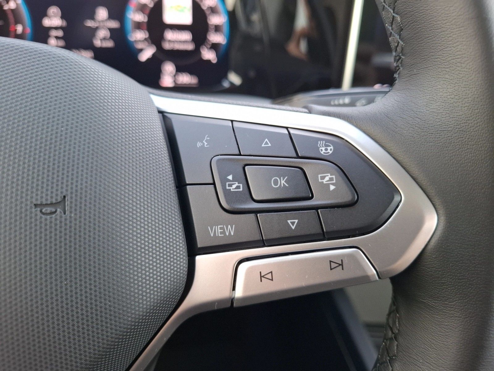 Fahrzeugabbildung Volkswagen Golf VIII Variant TSI Life LEDplus Navi AID ACC