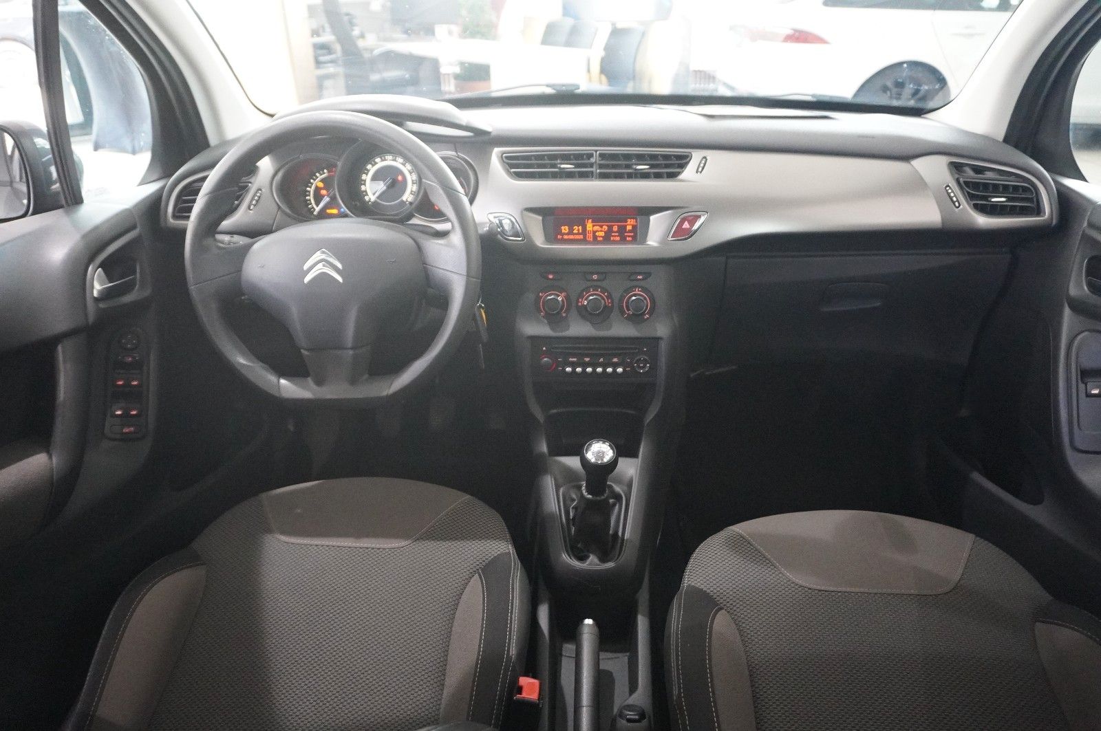 Fahrzeugabbildung Citroën C3 PureTech 1.2 SELECTION KLIMA/PDC/TEMP./USB