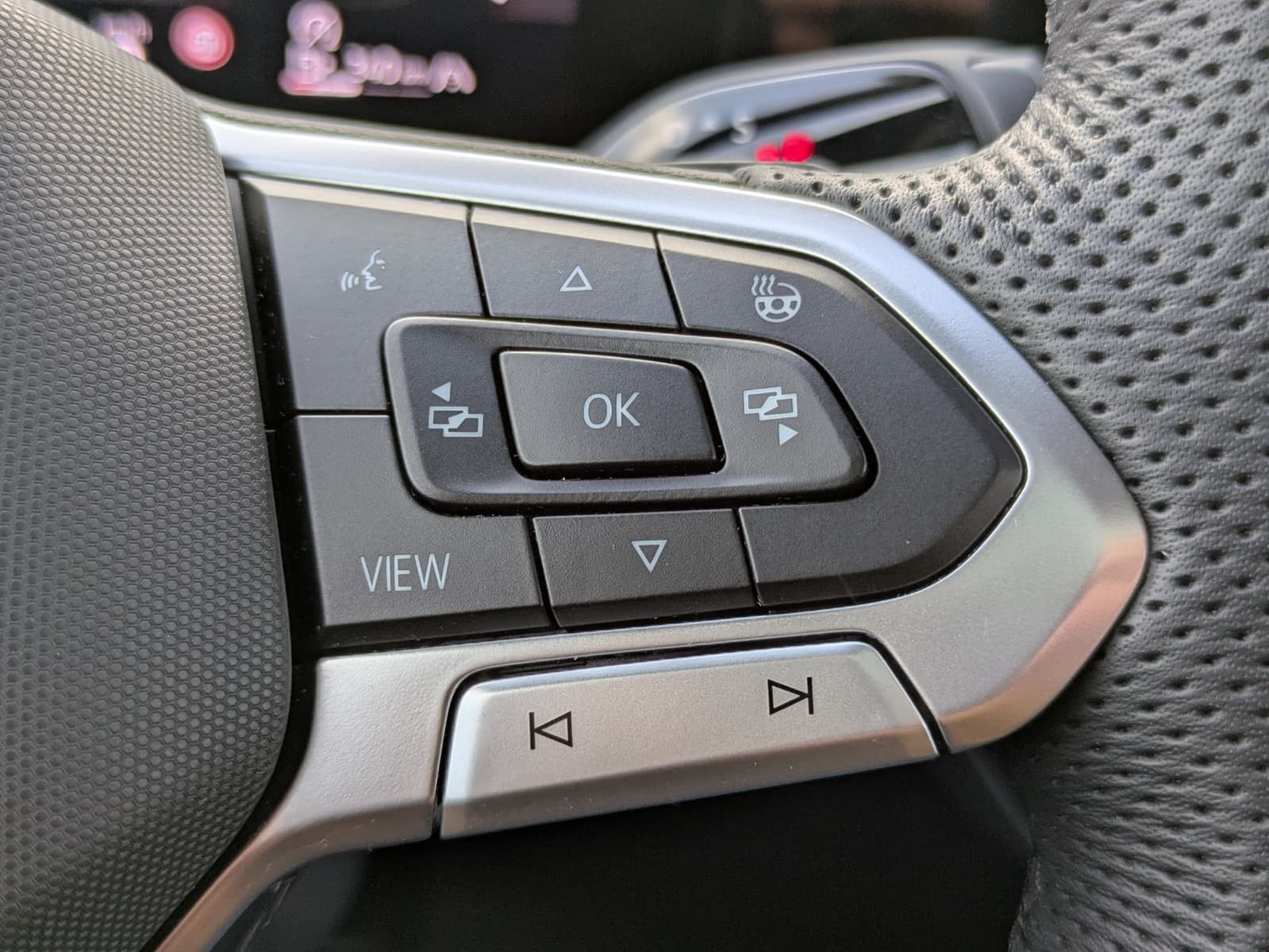 Fahrzeugabbildung Volkswagen Tiguan 2.0 TDI 4M R-Line BLACK*PAN*HK*AHK*MATRIX