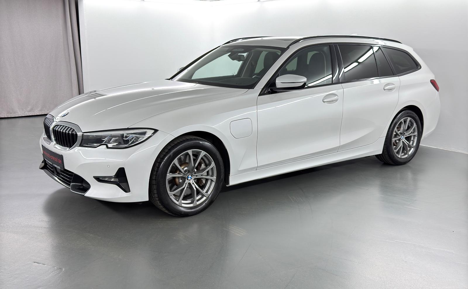 BMW 330 e Sport Line Pano DriveAssist+ Laser HUD
