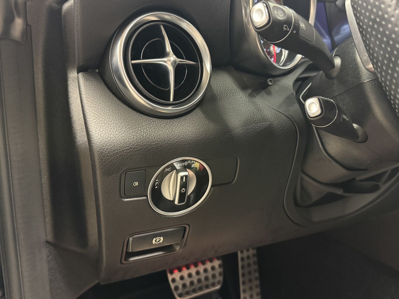 Fahrzeugabbildung Mercedes-Benz SLC 180 AMG /Night/LED/Navi/Ambiente/Airscarf
