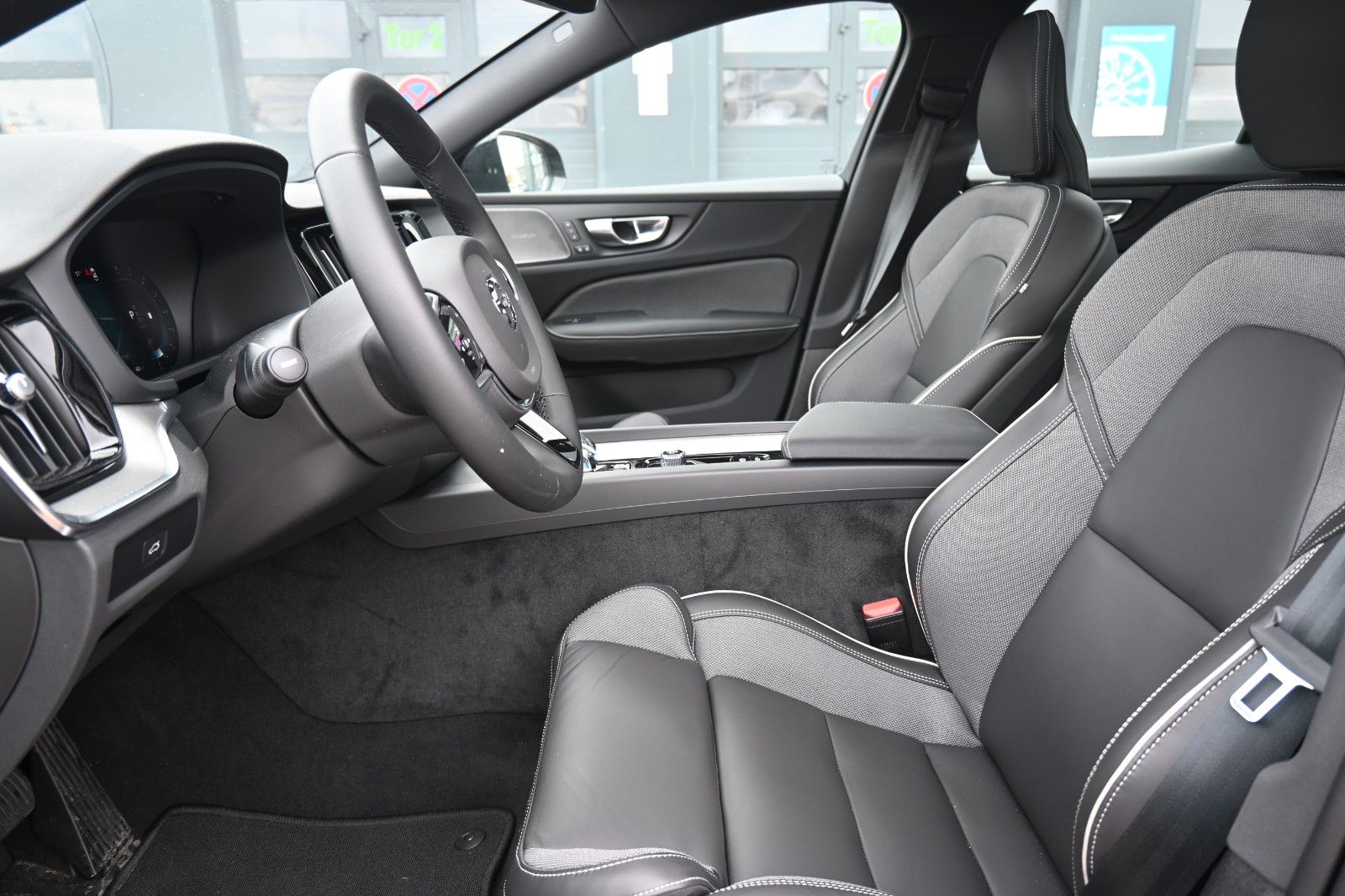 Fahrzeugabbildung Volvo S60 B4 Benzin Plus Dark'STHZG*360°*PANO*