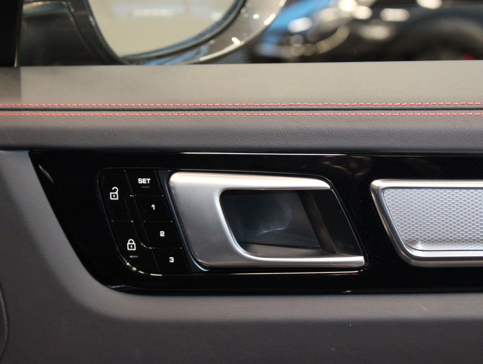 Fahrzeugabbildung Porsche Cayenne Turbo Sport Chrono*Sport Design*VOLL