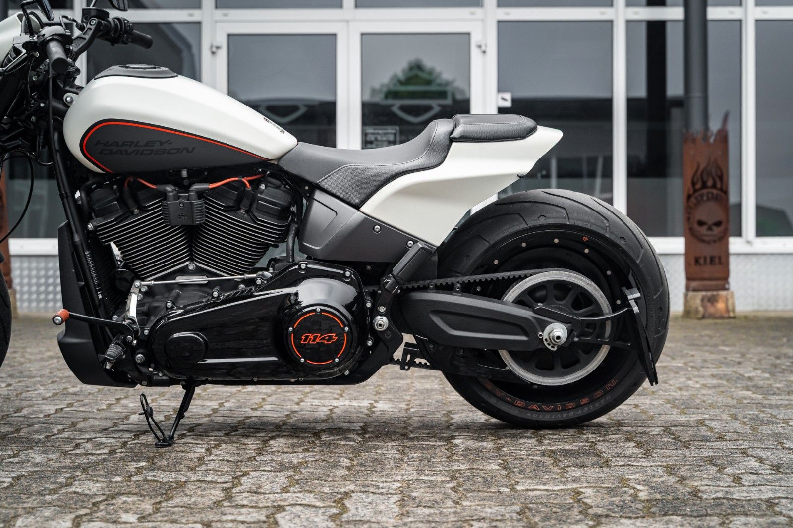 Fahrzeugabbildung Harley-Davidson FXDRS 114 CUI - KESSTECH - SEITLICHER KZH