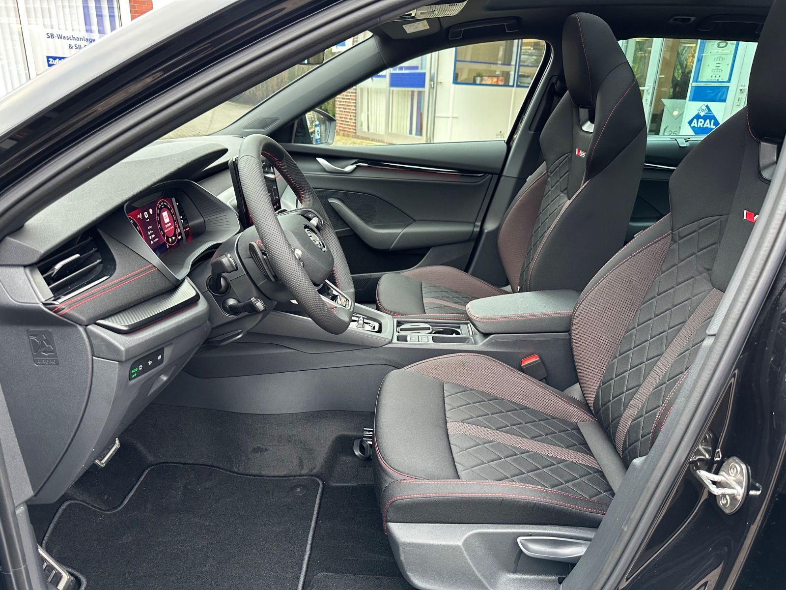 Fahrzeugabbildung SKODA Octavia RS Combi 2.0 TSI DSG AHK/Pano/Navi/ACC