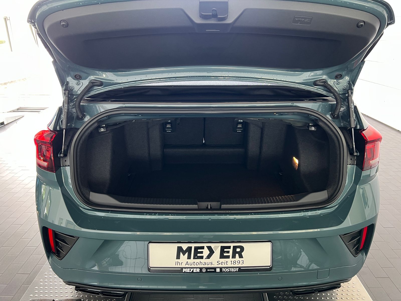 Fahrzeugabbildung Volkswagen T-Roc Cabriolet   R-Line 1.5 TSI DSG *AHK, Black