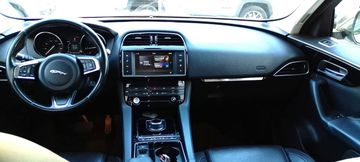Jaguar F-Pace - 12