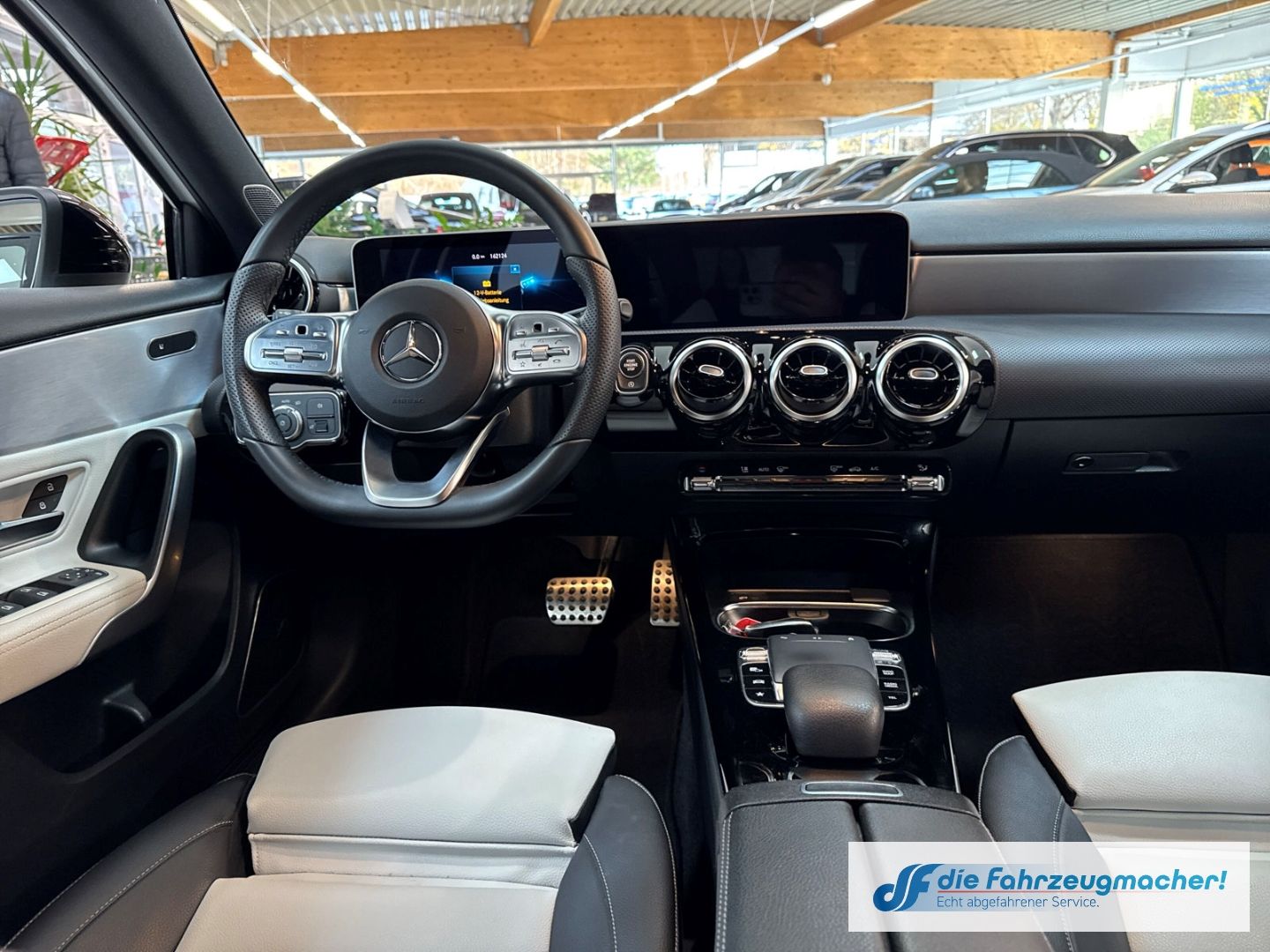 Fahrzeugabbildung Mercedes-Benz A 250 AMG Sportpaket HUD Navi Digitales Cockpit