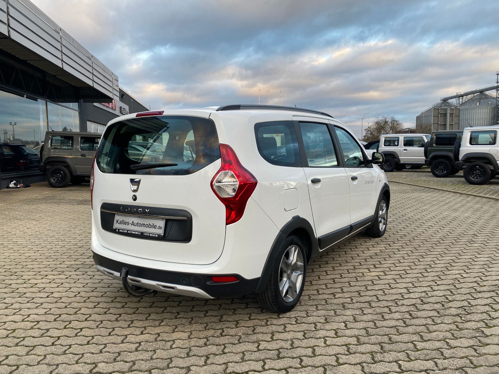 Fahrzeugabbildung Dacia Lodgy Stepway 1.3 NAVI+KLIMA+SHZ+AHK+TÜV-NEU