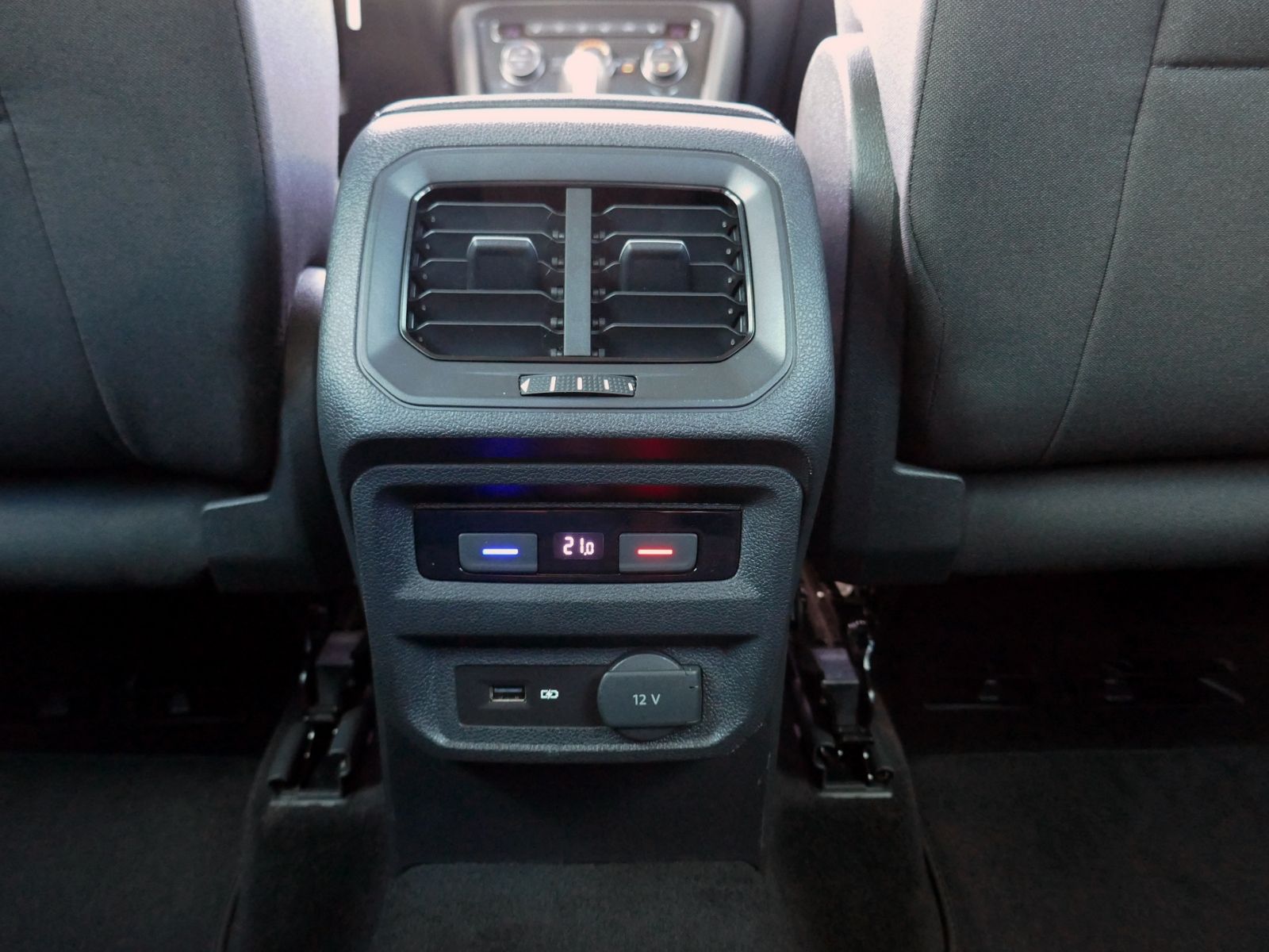 Fahrzeugabbildung Volkswagen Tiguan Highline 2.0 TDI 4MOTION LED AHK RFK ACC