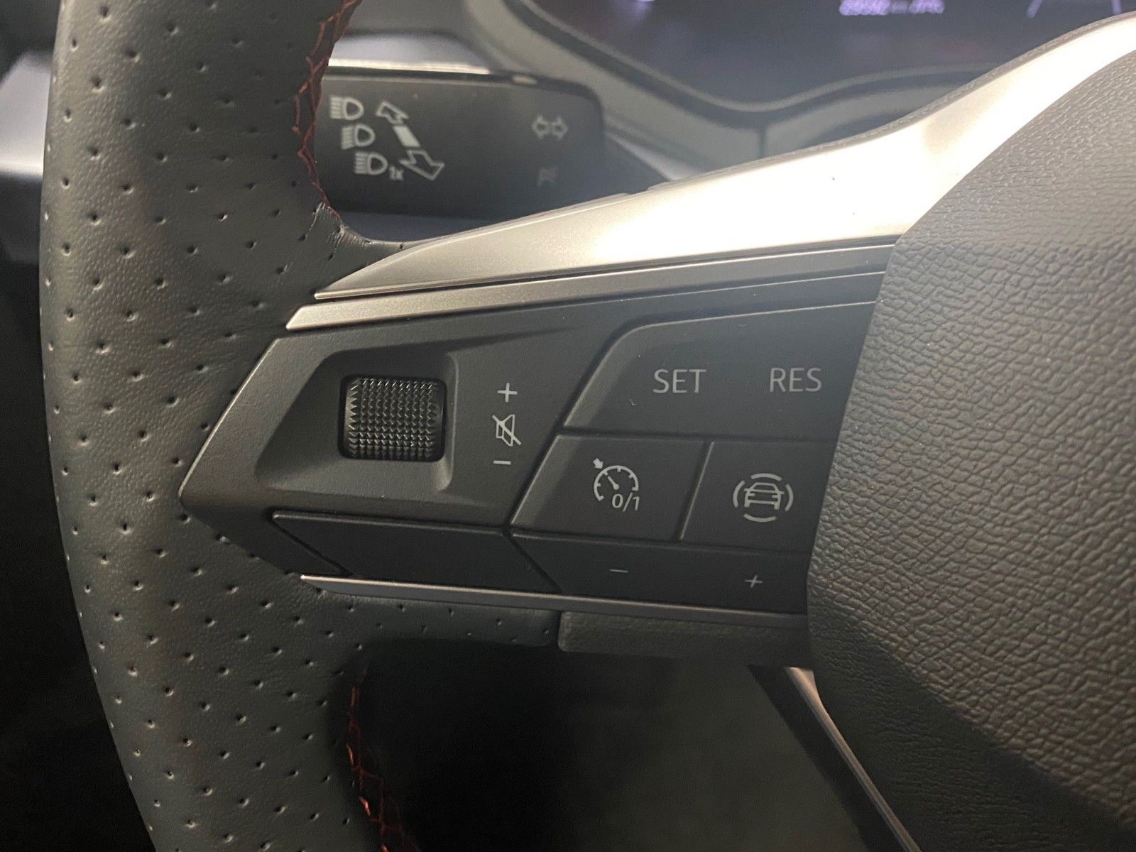 Fahrzeugabbildung SEAT Arona FR 1.0 TSI+NAVIGATION+ALLWETTER+WIRELESS+