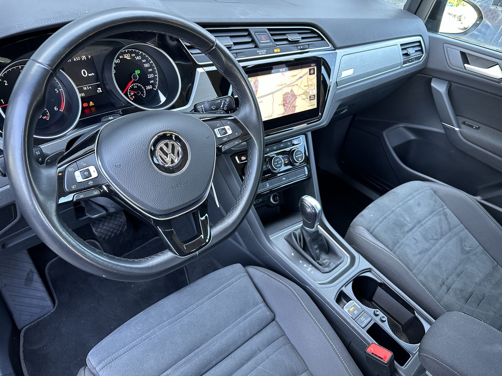 Fahrzeugabbildung Volkswagen Touran Comfortline 2.0 TDI DSG NAV+LED+ACC+KAM