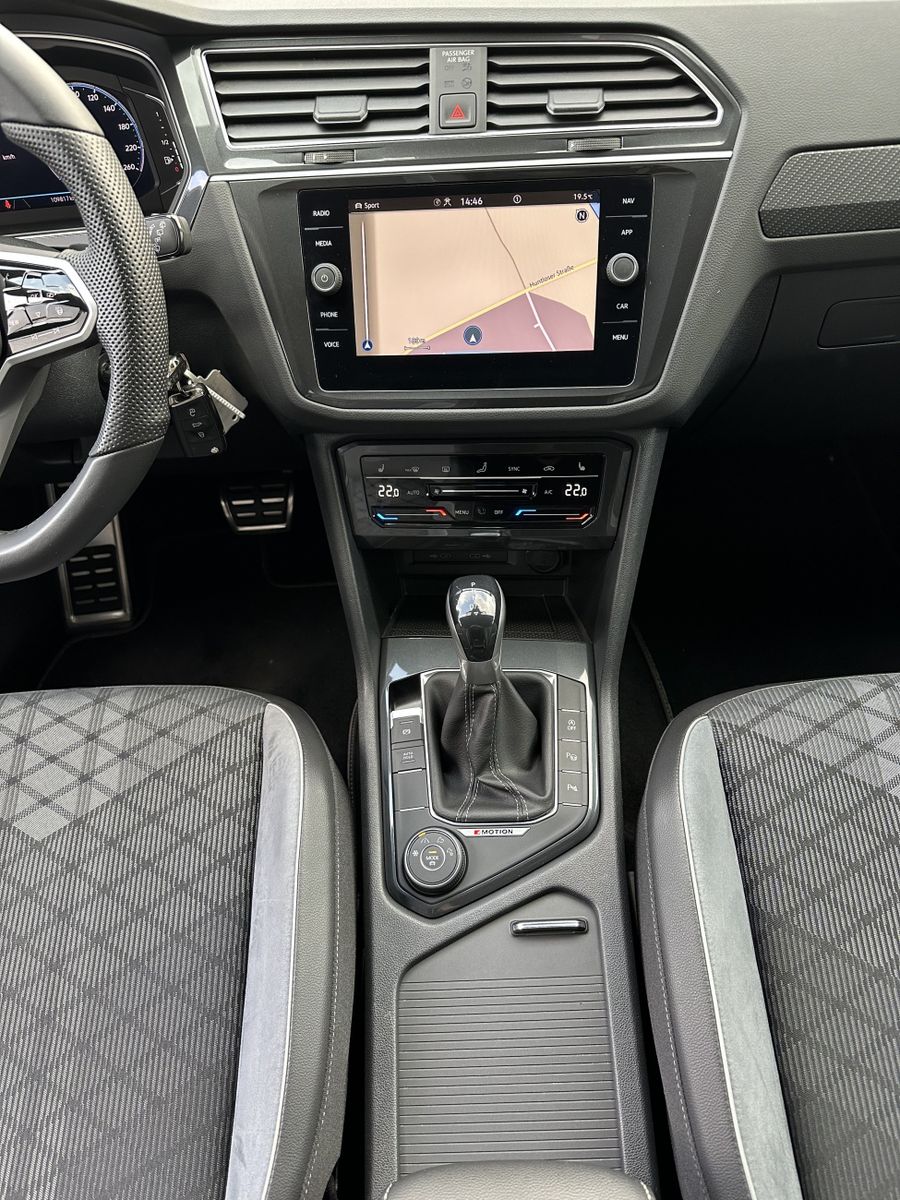Fahrzeugabbildung Volkswagen Tiguan 2.0 TDI 4M DSG R-Line NAV+MATRIX+AHK+ACC