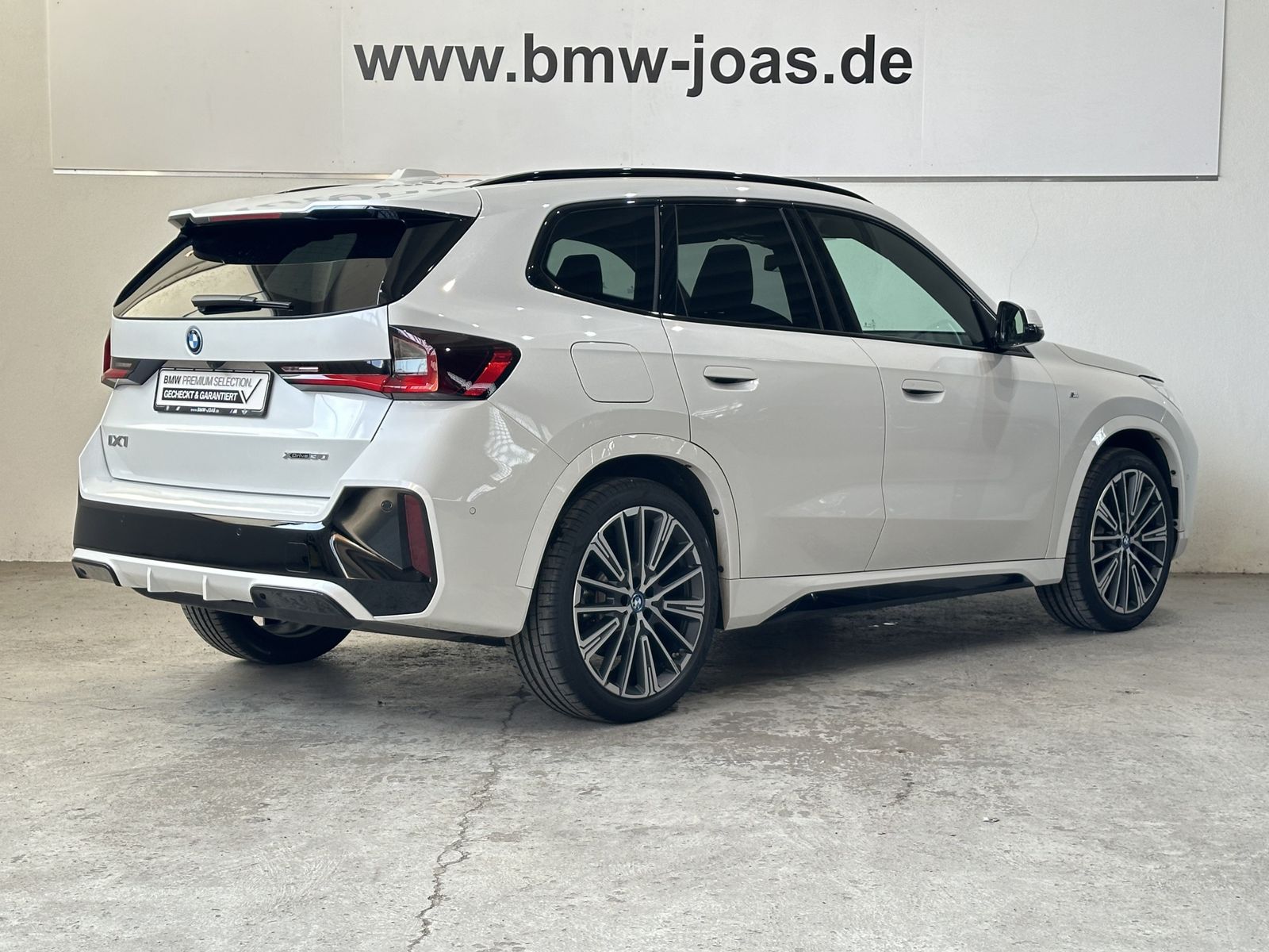 Fahrzeugabbildung BMW iX1 xDrive30 M Sportpaket Head-Up Parking Assist