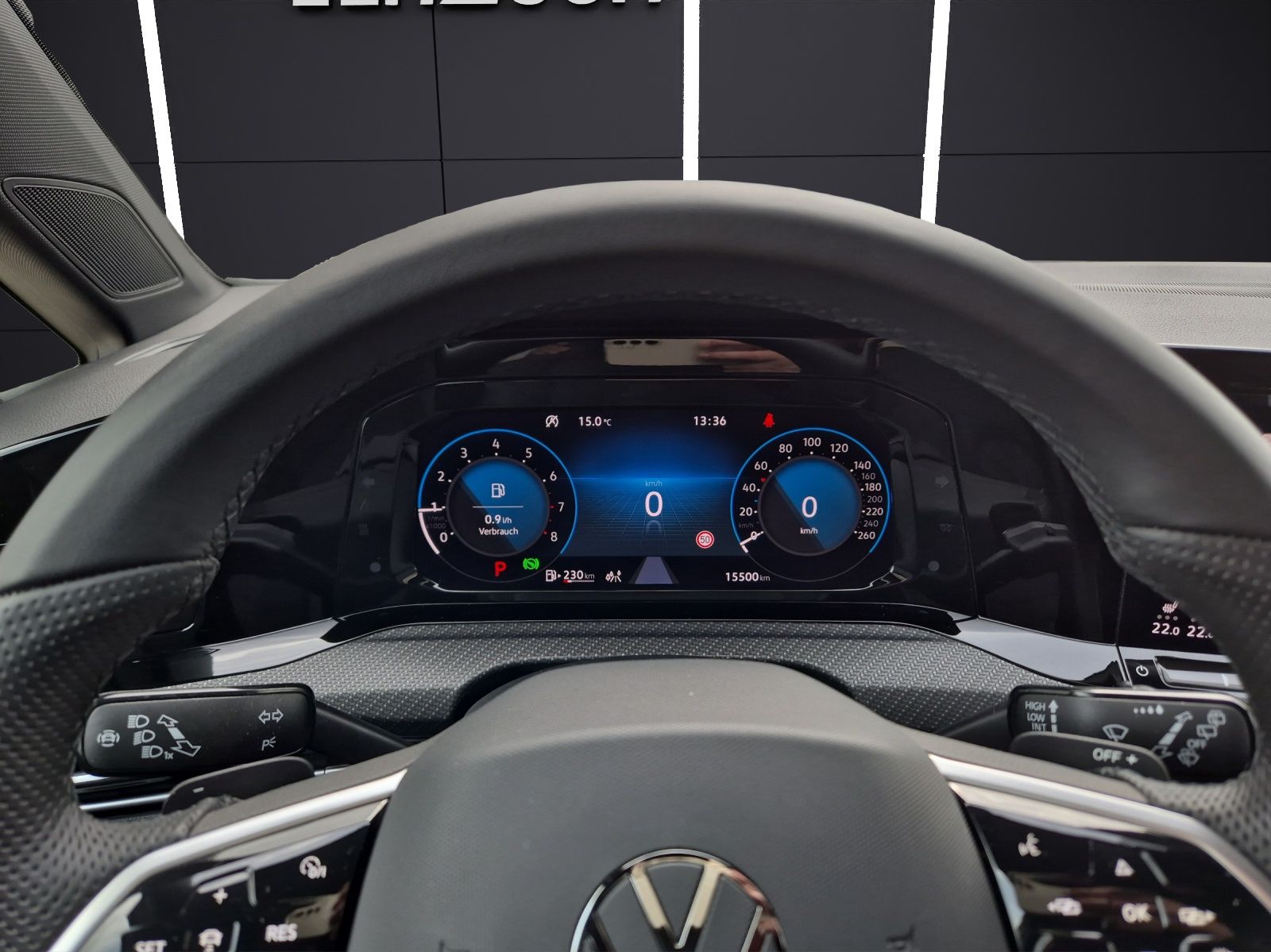 Fahrzeugabbildung Volkswagen Golf VIII R-Line eTSI DSG LED ACC RFK SH RearVie