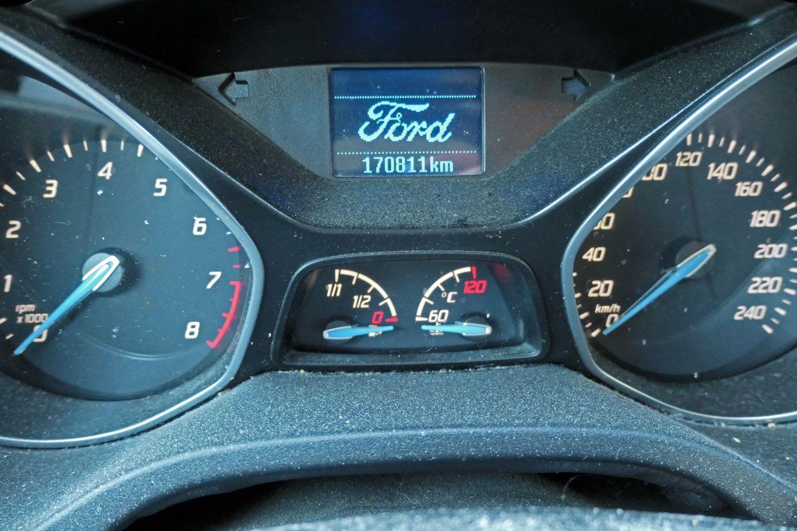 Ford Focus 2012 — interior