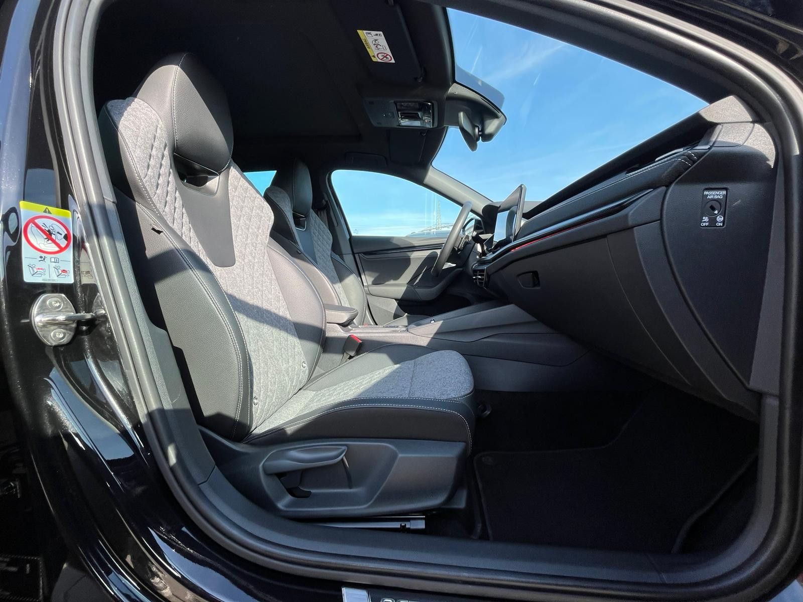 Fahrzeugabbildung SKODA Octavia 1.5 DSG Sportline PANO*MATRIX*AHK*5J.GAR