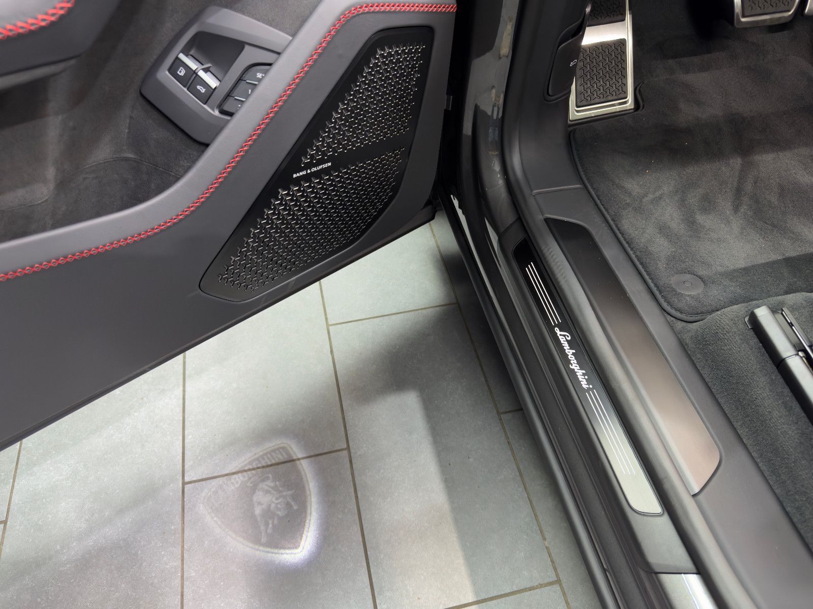 Fahrzeugabbildung Lamborghini URUS SE|BANG/OLUFSEN|PANO|MY25|BLANCO COC