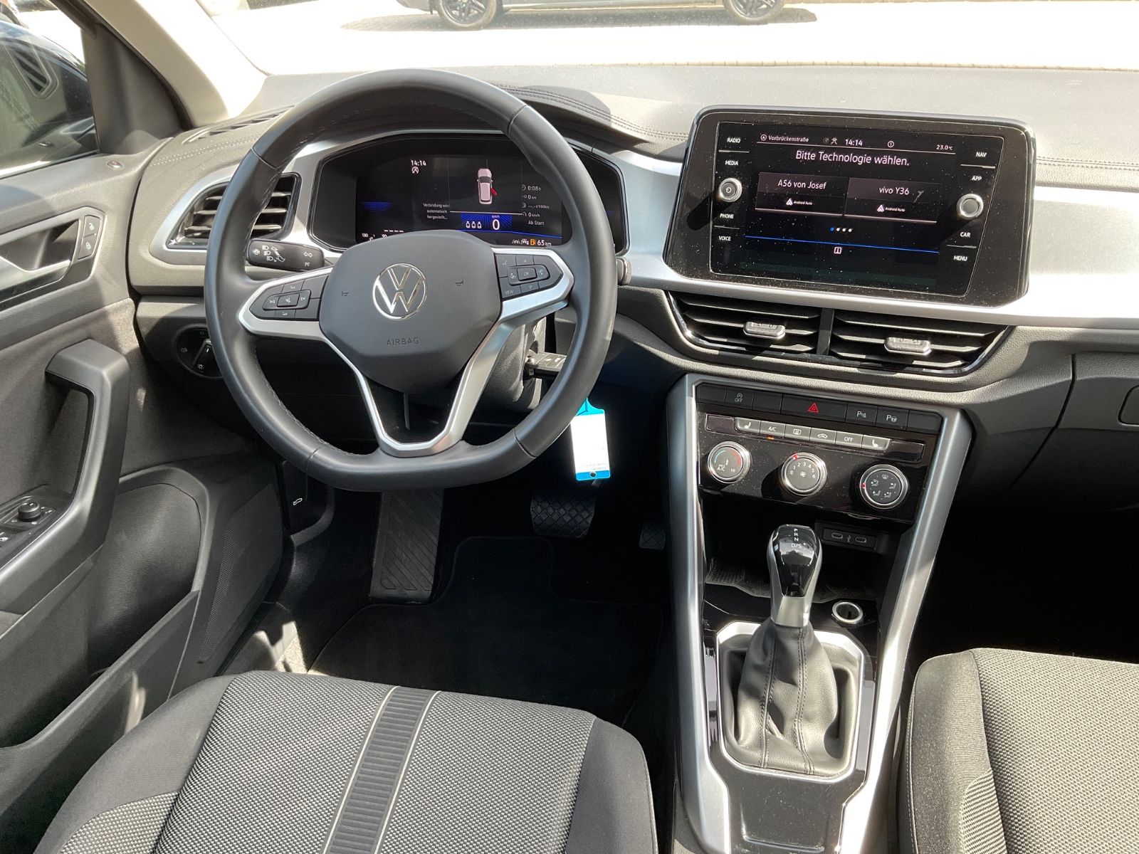 Fahrzeugabbildung Volkswagen T-Roc 1.5 TSI DSG Life,LED,AHK,Navi