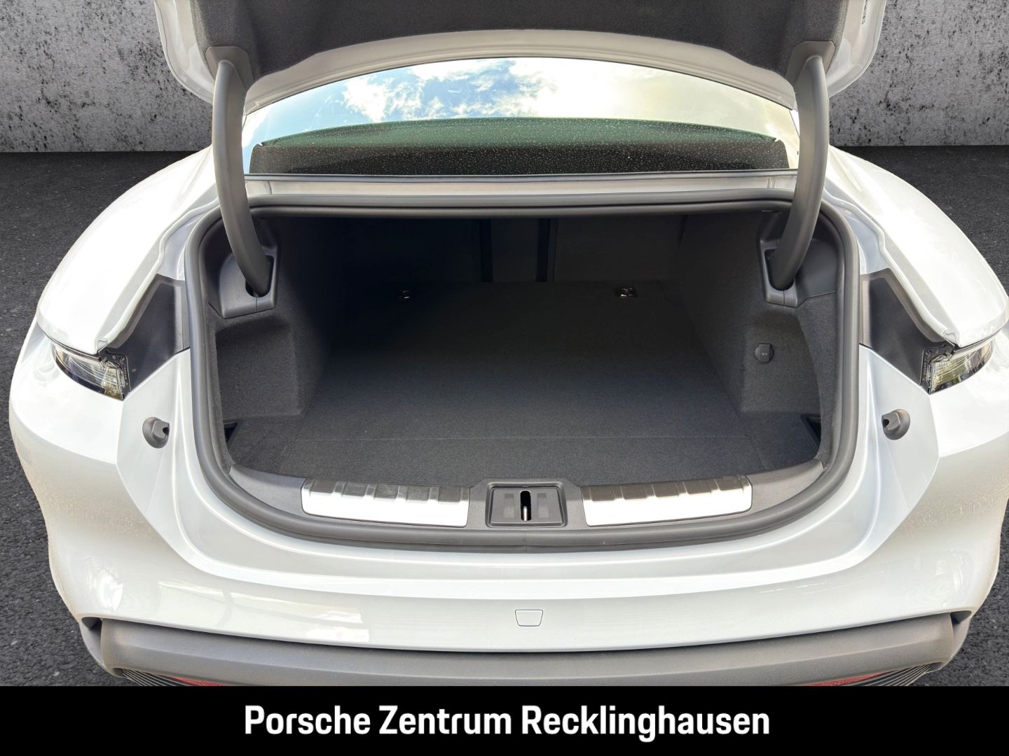 Porsche Taycan Black Edition SportDesign Paket Luftfeder foto 19