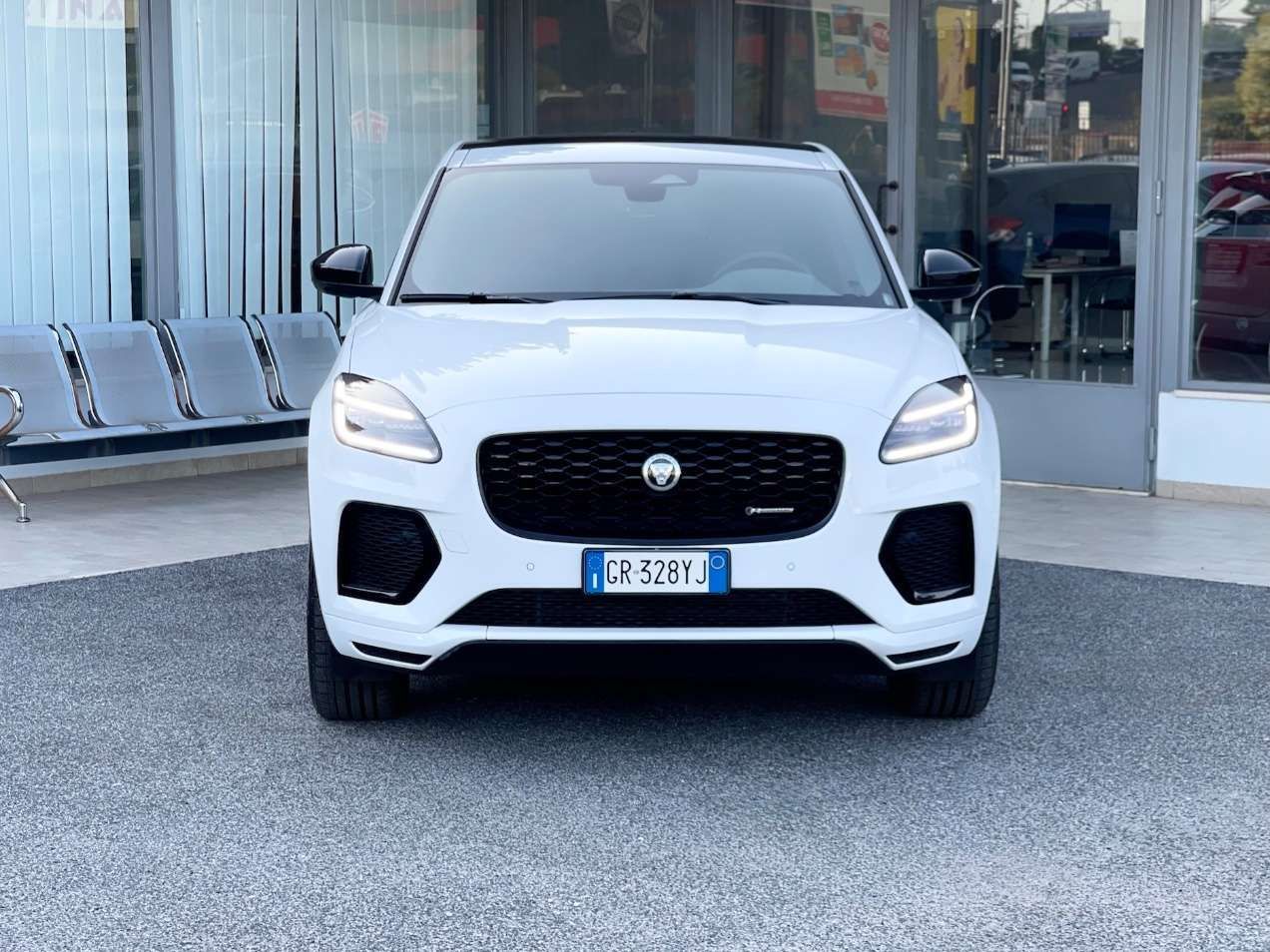 Jaguar E-Pace 1.5 i3 PHEV R-Dynamic SE AWD 309CV imagem 2