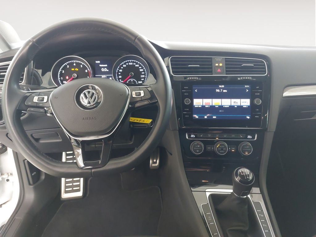 Fahrzeugabbildung Volkswagen Golf 1.0 TSI IQ.DRIVE AHZV,ACC,SH,RFK,Climatr.