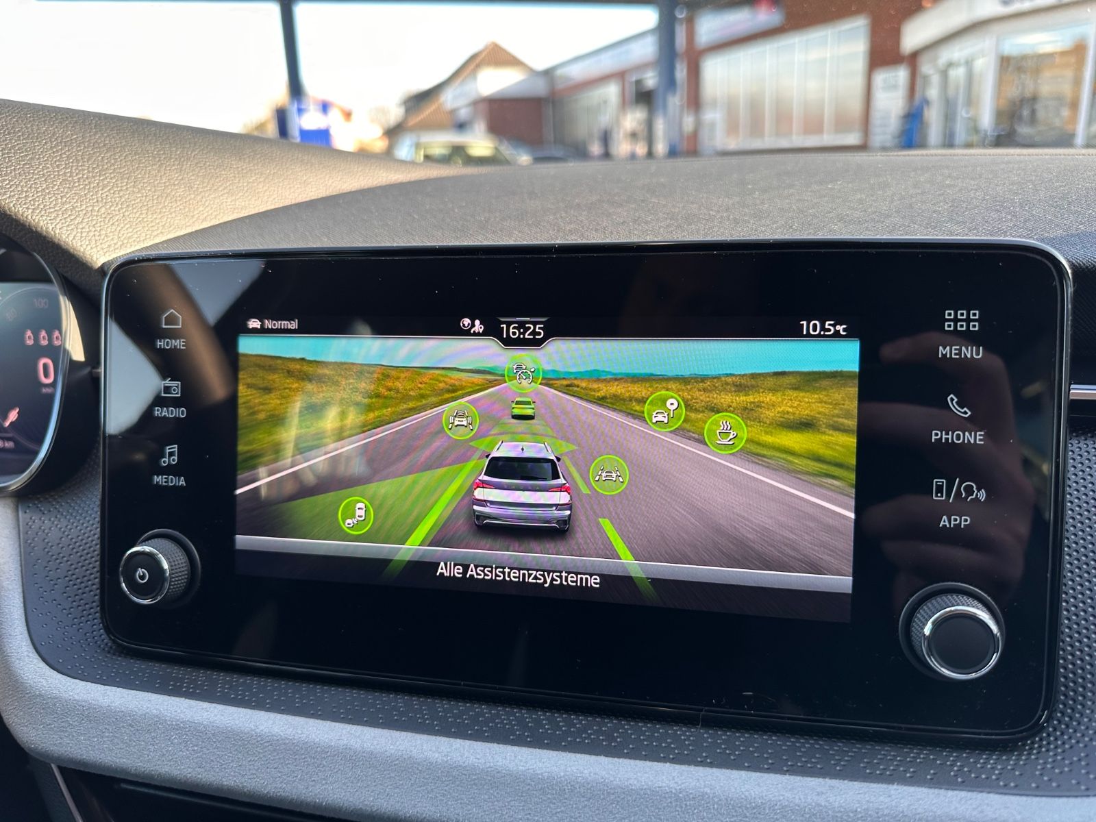 Fahrzeugabbildung SKODA Kamiq Selection 1.0 TSI DSG ACC/LED/PDC/eHeck
