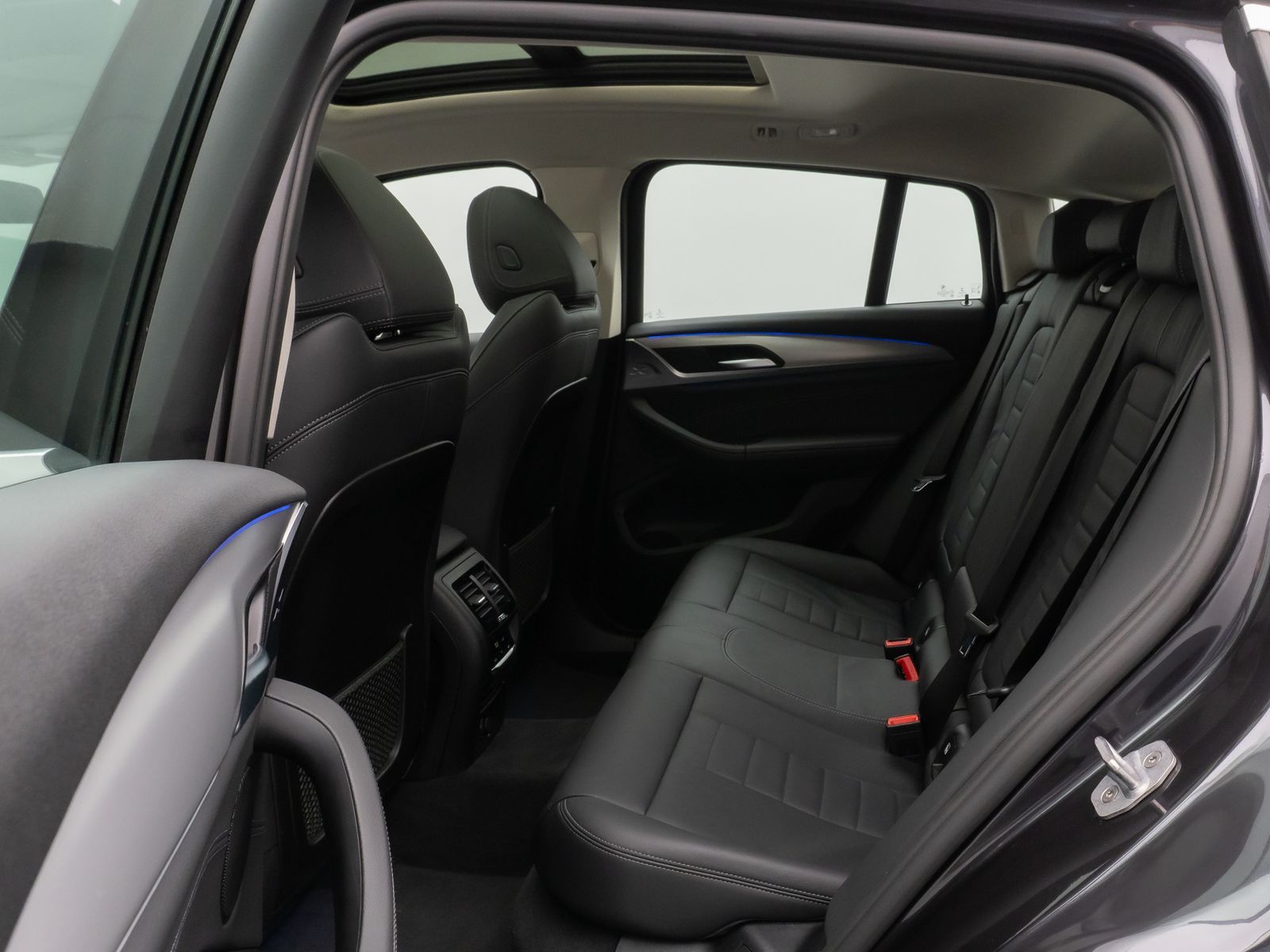 Fahrzeugabbildung BMW X4 xD30i xLine Panorama Kamera HUD HiFi DisplKey
